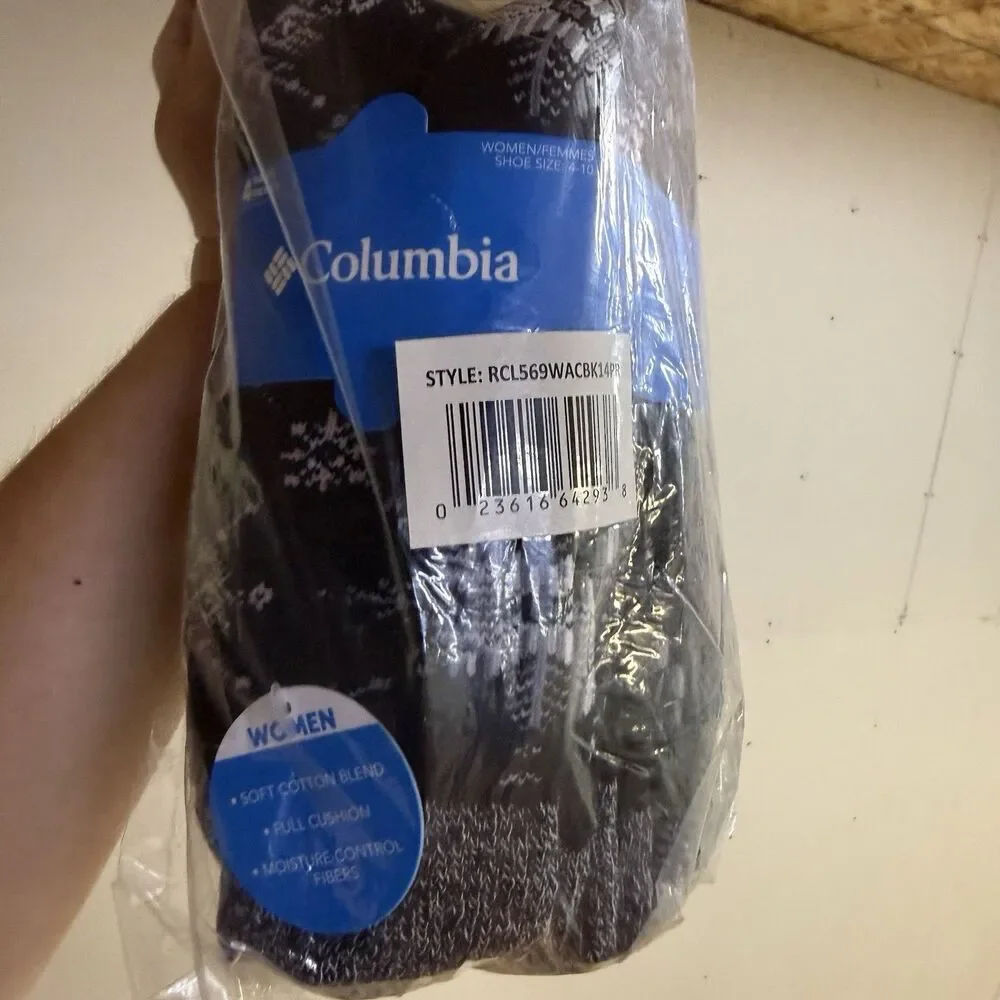 New Columbia Womens 4 Pair Crew Socks. Sz 4-10, Black With snowflakes, Stripes